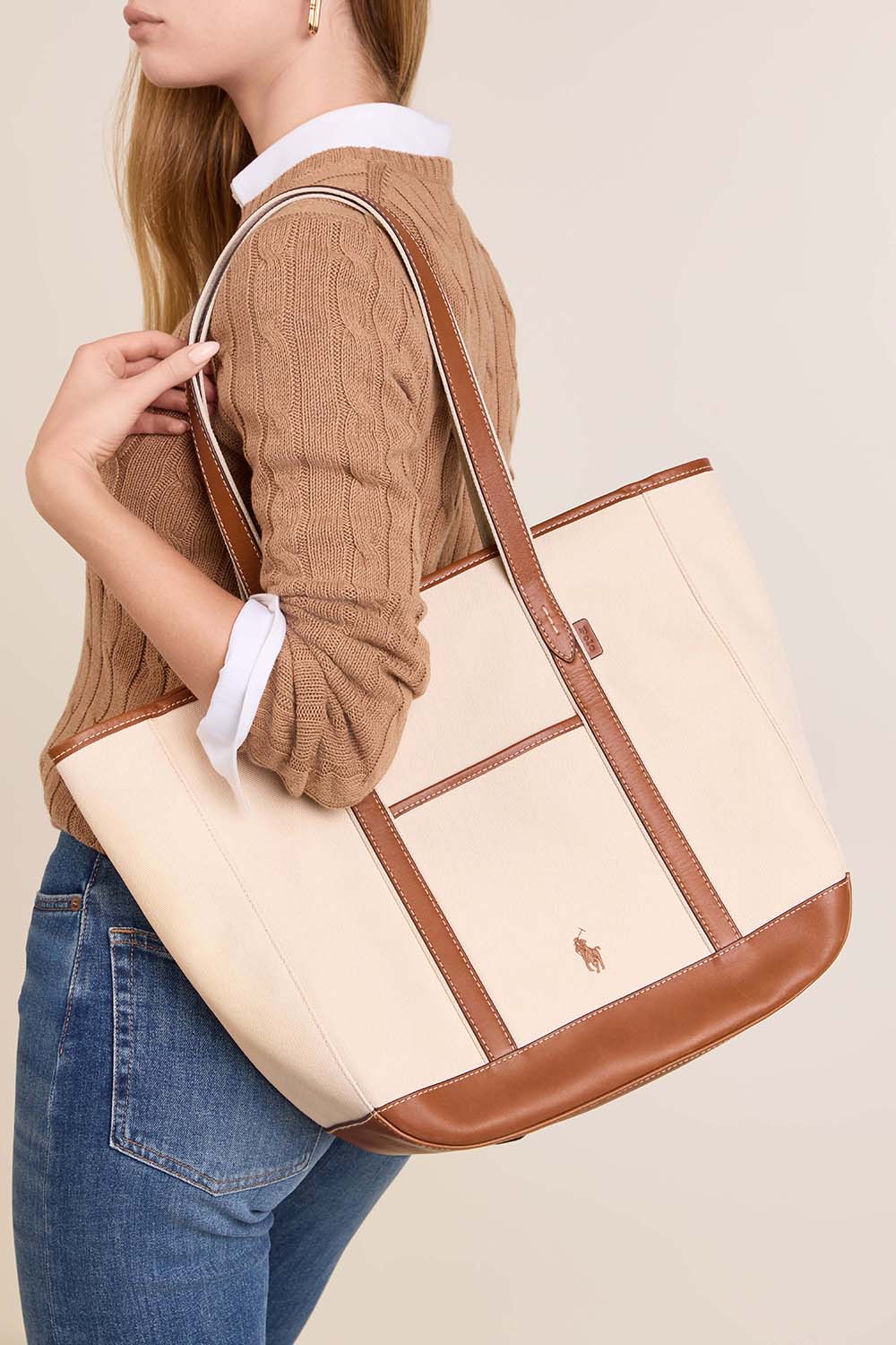 תמונת כל הלוק של תיק נשיאה טוט בגודל מדיום